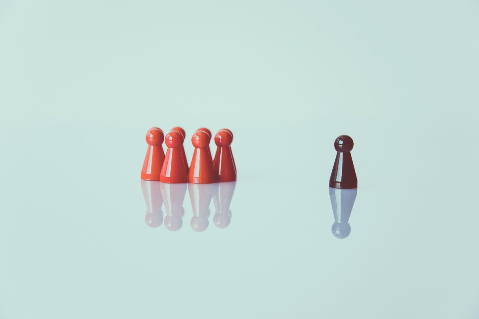 One black figure and 4 red ones showing peer to peer lending