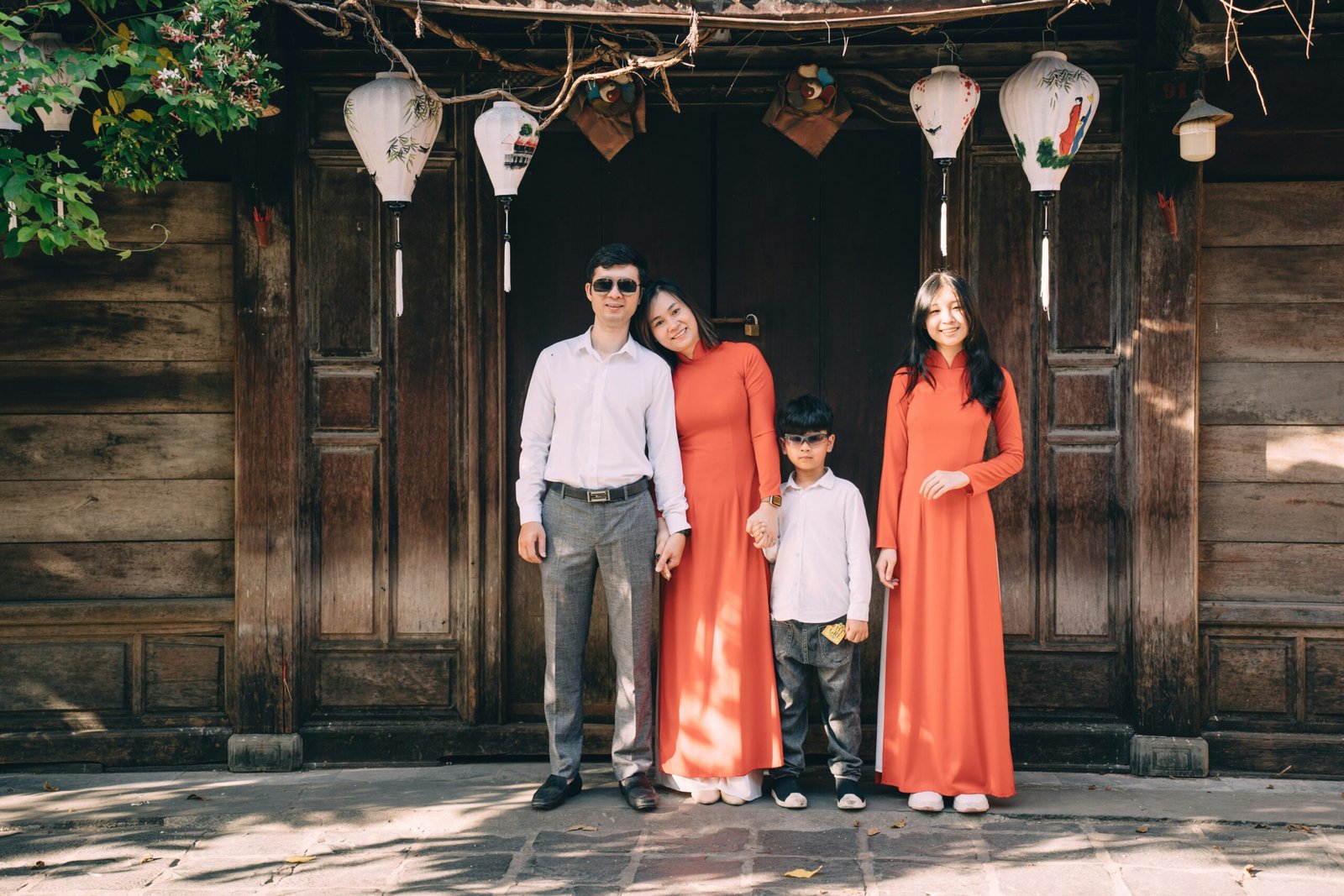 Man with two women who look the same showing the ISa family and how some are similar