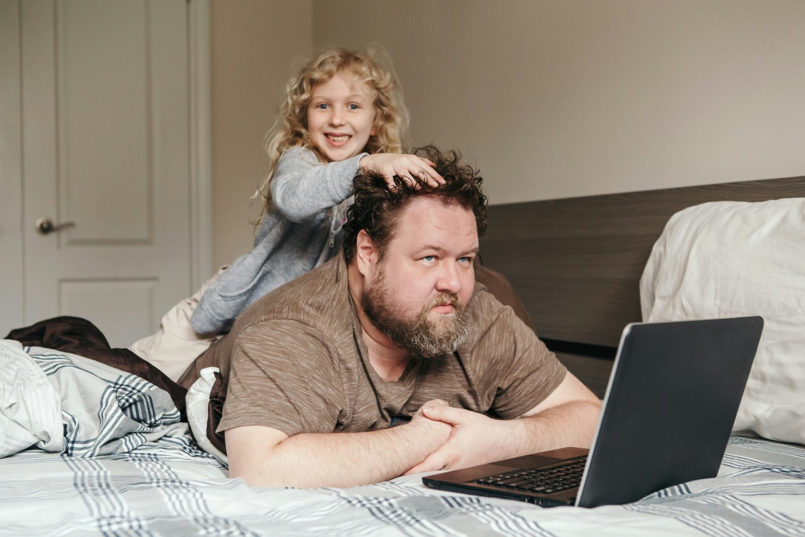 Average man with a child